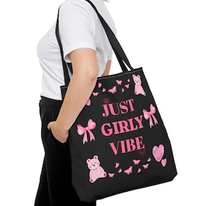 Schwarze ästhetische Tragetasche, Just Girly Vibe Pink-Zitat, süße Leinentasche für Mädchen, trendiges Gen Z Geschenk, weiches Mädchen Coquette Style, trendige Taschen