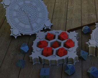 Könnte beinhalten: Eine Sammlung von Tabletop-Gaming-Zubehör, darunter ein Würfeltablett mit roten Würfeln, mehrere vielseitige Würfel und zwei uhrförmige Behälter. Bleistifte sind ebenfalls vorhanden. Die Artikel sind auf einer Holzoberfläche angeordnet.