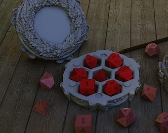 Könnte beinhalten: Eine Sammlung von Tabletop-Gaming-Zubehör, darunter rote Würfel, Würfelaufbewahrungsbehälter und Bleistifte. Die Würfel haben verschiedene Formen und die Behälter haben dekorative Blumendesigns. Die Artikel sind auf einer Holzoberfläche angeordnet.