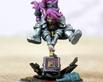 Könnte beinhalten: Miniatur-Fantasyfigur eines Kriegers mit lila Haaren und silberner Rüstung, der auf einer kleinen, dekorierten Plattform balanciert. Die Figur ist dynamisch posiert, mit einem Bein ausgestreckt. Die Basis umfasst Trümmer und eine kleine Flasche.