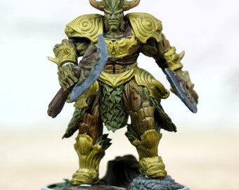 Pode incluir: Figura em miniatura detalhada de um guerreiro de fantasia. A figura é predominantemente verde e castanha, com armadura dourada e grandes chifres curvos. Segura dois machados e está sobre uma base circular, mostrando detalhes intrincados.