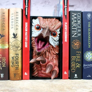 Rincón de libros Owlbear / Rincón de libros de fantasía / Amantes de los libros / Regalos para ratones de biblioteca / Apasionado de los libros / Impresión 3D / Fanáticos de la fantasía / Inserto de estantería