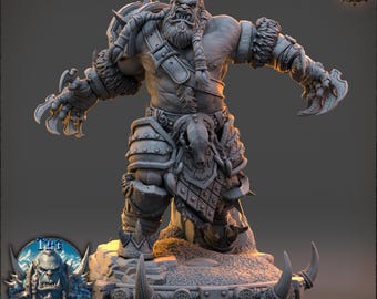 Könnte beinhalten: Detaillierte graue Miniatur eines muskulösen Ork-Kriegers, mit ausgestreckten Armen posiert. Die Figur ist mit Rüstung, Fellakzenten und klauenartigen Panzerhandschuhen geschmückt. Die Basis zeigt den Text "The Frostgrave Legion" und "Daybreak Miniatures".