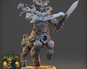 Könnte beinhalten: Detaillierte Miniaturfigur einer zentaurenartigen Kreatur mit baumartigem Körper, die zwei Schwerter hält. Die Figur hat ein detailliertes Design mit Geweih, floralen Akzenten und aufwendiger Rüstung. Der Sockel hat eingravierte Symbole, und die Logos "DAYBREAK MINIATURES" und "THE WALKER'S OF FERRO FOREST" sind sichtbar.