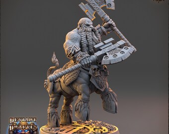 Pode incluir: Figura em miniatura cinzenta de um centauro anão empunhando dois grandes machados. A figura apresenta detalhes intrincados na armadura, na barba e nos machados. A base tem um design decorativo e a figura está rotulada como "Deviant Dwarves of the Pandemonium."