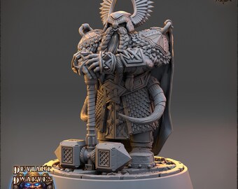 Könnte beinhalten: Detaillierte Miniaturfigur eines Zwergenkriegers, der einen großen Hammer hält. Die Figur ist mit einer verzierten Rüstung und einem gehörnten Helm bekleidet. Der Sockel trägt den Text "Deviant Dwarves of the Pandemonium" und das Daybreak Miniatures-Logo.