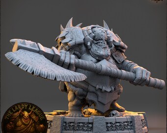 Könnte beinhalten: Graue Miniaturfigur einer Fantasy-Kreatur mit einer großen Axt. Die Figur hat einen detaillierten, bedrohlichen Ausdruck. Der Sockel ist mit Totenköpfen verziert. Die Logos Daybreak Miniatures und The Lardy League of Bronkenhausen sind sichtbar.