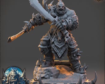 Pode incluir: Miniatura cinzenta de um guerreiro orc com uma grande espada, vestindo uma armadura detalhada. A figura, com moicano, está sobre uma base rochosa. De Frostgame Legion e Daybreak Miniatures.
