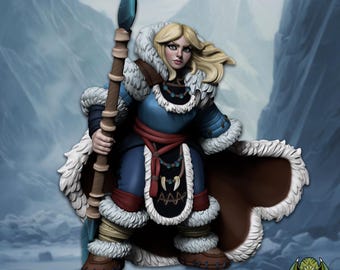 Könnte beinhalten: Miniaturfigur einer Kriegerin mit blonden Haaren, in einem blau-weißen, pelzbesetzten Outfit, die einen Speer mit blauer Klinge hält. Die Figur posiert vor einer schneebedeckten Bergkulisse. Der Text "PRE-SUPPORTED" steht unten.