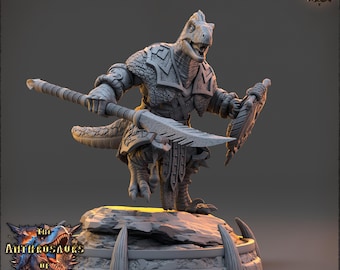 Pode incluir: Figura em miniatura detalhada de um guerreiro humanoide reptiliano, vestido com armadura e empunhando uma grande espada e um escudo. A figura está pousada sobre uma base rochosa, com o texto "The Anthrosaur of Trito" e "Daybreak Miniatures".