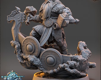 Könnte beinhalten: Detaillierte Miniaturfigur eines Wikingerkriegers mit langem Bart, der zwei Hämmer hält. Die Figur steht auf einem Wikingerschiff mit komplizierten Schnitzereien. Die Basis der Figur trägt den Text "The Winter Shadows of Frostfang Hold" und "Daybreak Miniatures".