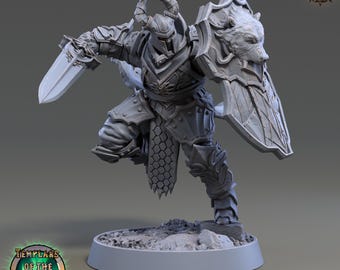 Pode incluir: Figura em miniatura detalhada de um guerreiro em armadura completa, empunhando uma grande espada e um escudo. O escudo apresenta um desenho de cabeça de urso. A figura está posada dinamicamente, sugerindo ação. A figura está sobre uma base circular.