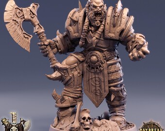 Pode incluir: Figura em miniatura detalhada de um feroz guerreiro orc, segurando um grande machado de batalha. O orc está vestido com uma armadura ornamentada e está sobre uma base rochosa com um crânio e ossos. A figura é uma representação detalhada de um personagem de fantasia.
