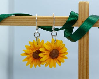 Solrosörhängen – Handgjorda av polymerlera – Sommarsmycken – Present till blomsterälskare – Lätt & glatt