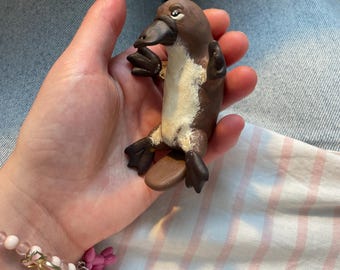 Näbbdjursminiatyr gjord av polymerlera – handgjort unikt verk – Studio Shmidt Wildlife – Dekor & Present