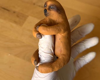 Sengåsfigur gjord av polymerlera – Handgjord – realistiskt målad | Unikt verk | Dekorativ figurin | Studio Schmidt