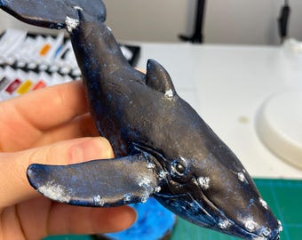 Blåvalsskulptur – Handgjord av polymerlera på träbas – Nautisk dekor – Miniatyrvalfigur – Presentidé