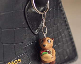 Handgjord surikatnyckelring – miniatyr av polymerlera – olika designer – presentidé – djurfigur – väskberlock