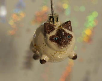 Set med 3 julgransprydnader – 1 personligt husdjur + 2 djurprydnader | Rolig tecknad stil | Handgjorda av polymerlera