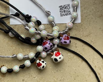 Handgjord ko-choker – justerbart halsband av polymerlera, present till tjejer, minimalistiska djursmycken