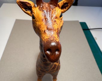 Girafffigur gjord av polymerlera – Handgjord, 22 cm – realistiskt målad | Unikt verk | Dekorativ figur | Studio Schmidt