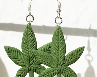 Statementörhängen med lövdesign – handgjorda av polymerlera – gröna hängande örhängen – växtinspirerade smycken – naturinspirerat – presentidé