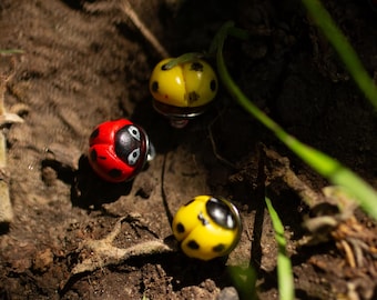 Små skalbaggar gjorda av polymerlera – Handgjorda berlocker för kläder, väskor och smycken