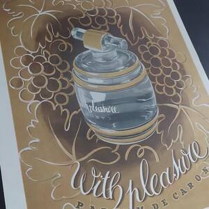 Puede incluir: Anuncio de perfume vintage con un frasco de vidrio transparente con detalles dorados. El frasco es cil&iacute;ndrico con una parte superior redondeada y un pulverizador. El fondo es sepia con ilustraciones de vides y las palabras "With pleasure" y "Parfum de Caron".