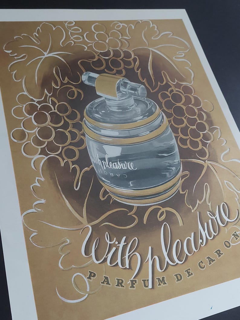 Puede incluir: Anuncio de perfume vintage con un frasco de vidrio transparente con detalles dorados. El frasco es cil&iacute;ndrico con una parte superior redondeada y un pulverizador. El fondo es sepia con ilustraciones de vides y las palabras "With pleasure" y "Parfum de Caron".