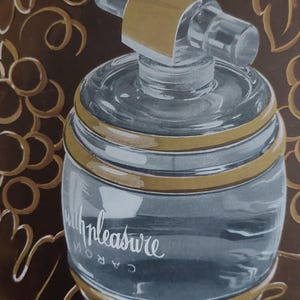 Puede incluir: Un frasco de perfume vintage con un cuerpo de vidrio transparente y una banda dorada alrededor de la parte superior e inferior. El frasco tiene un pulverizador cil&iacute;ndrico transparente y est&aacute; etiquetado "with pleasure" en cursiva. El fondo es marr&oacute;n oscuro con dise&ntilde;os de vid dorados.