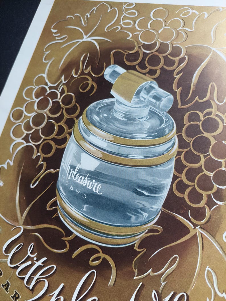 Puede incluir: Ilustraci&oacute;n de un frasco de perfume con las palabras "With pleasure" y "Caron" sobre un fondo dorado y marr&oacute;n con dise&ntilde;os de uvas y hojas. La botella es transparente con detalles dorados.