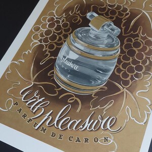 Puede incluir: Ilustraci&oacute;n de un frasco de perfume vintage con las palabras "With Pleasure Parfum de Caron". El frasco es transparente con detalles dorados, sobre un fondo dorado con motivos de vid.