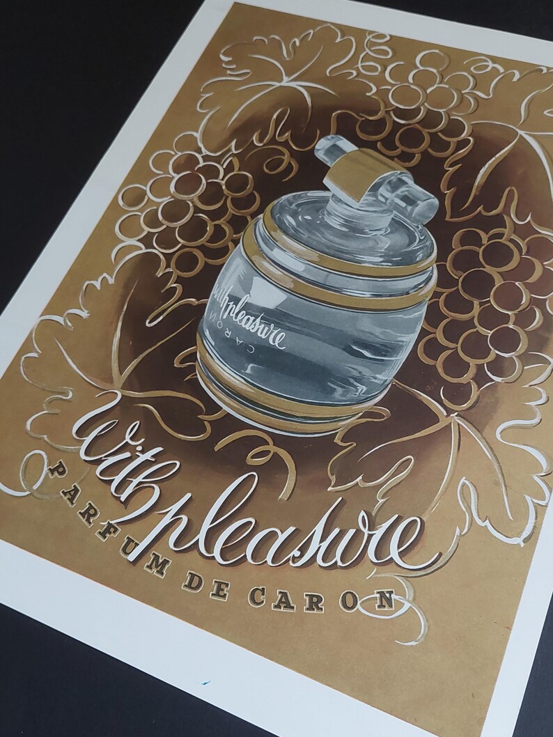 Puede incluir: Ilustraci&oacute;n de un frasco de perfume vintage con las palabras "With Pleasure Parfum de Caron". El frasco es transparente con detalles dorados, sobre un fondo dorado con motivos de vid.