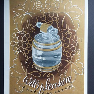 Puede incluir: Anuncio de perfume vintage con un frasco de vidrio transparente con detalles dorados y un tap&oacute;n dorado. El frasco est&aacute; etiquetado "With Pleasure" y se encuentra sobre un fondo dorado con ilustraciones de uvas y hojas. Tambi&eacute;n se ve el texto "PARFUM DE CARON".
