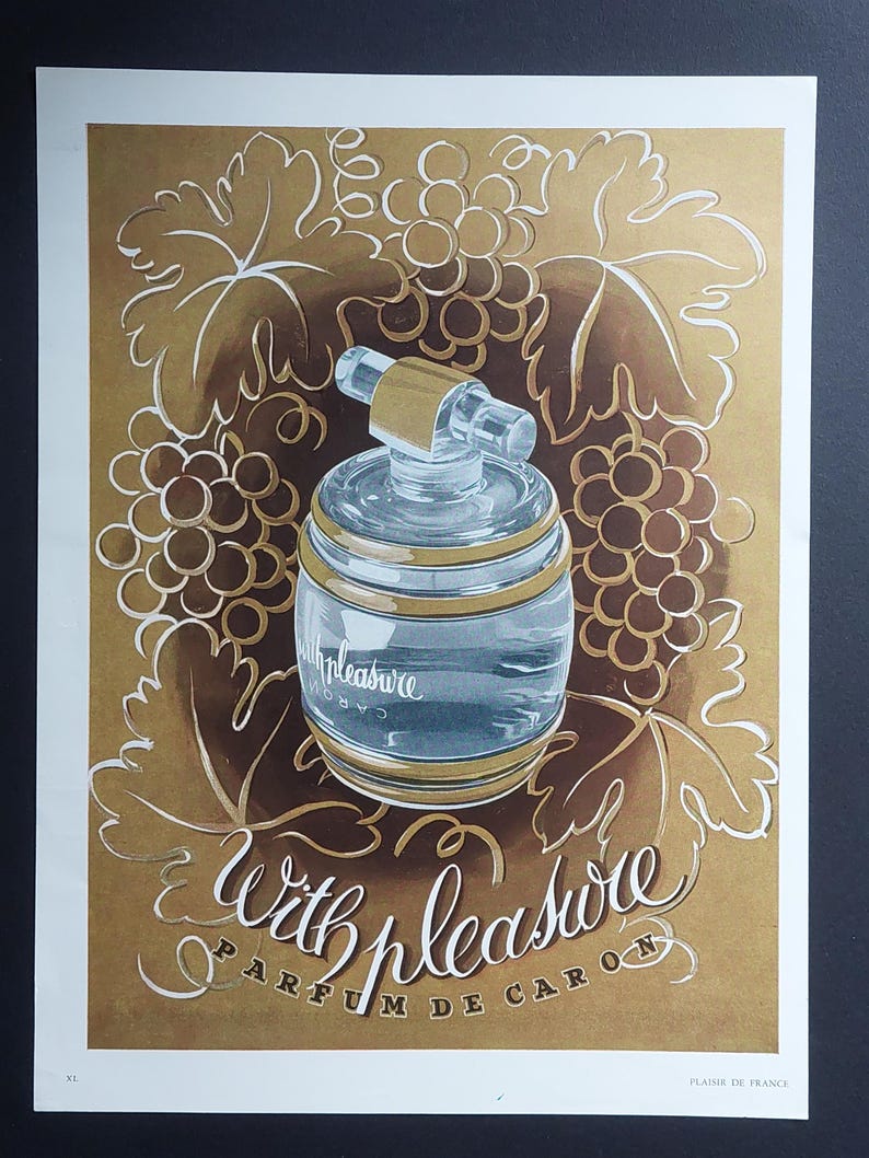 Puede incluir: Anuncio de perfume vintage con un frasco de vidrio transparente con detalles dorados y un tap&oacute;n dorado. El frasco est&aacute; etiquetado "With Pleasure" y se encuentra sobre un fondo dorado con ilustraciones de uvas y hojas. Tambi&eacute;n se ve el texto "PARFUM DE CARON".