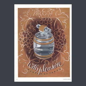 Puede incluir: Anuncio de perfume vintage con un frasco de vidrio transparente con detalles dorados, etiquetado "With Pleasure" y "Parfum de Caron". El fondo es marr&oacute;n con ilustraciones de uvas y hojas. El dise&ntilde;o tiene una est&eacute;tica cl&aacute;sica y elegante.