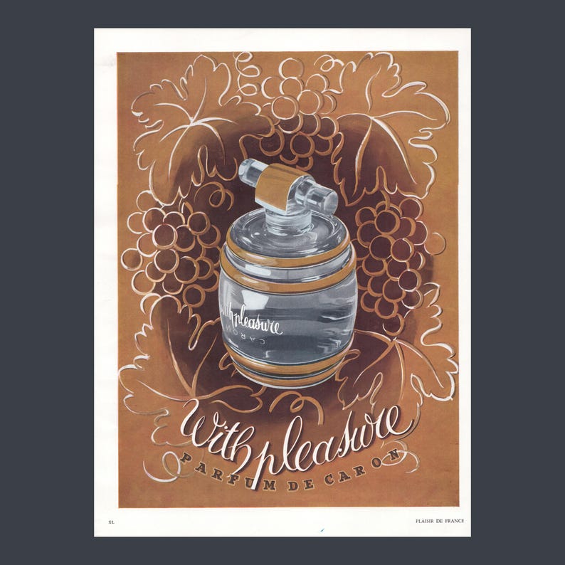 Puede incluir: Anuncio de perfume vintage con un frasco de vidrio transparente con detalles dorados, etiquetado "With Pleasure" y "Parfum de Caron". El fondo es marr&oacute;n con ilustraciones de uvas y hojas. El dise&ntilde;o tiene una est&eacute;tica cl&aacute;sica y elegante.