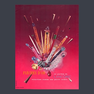 Può includere: Una pubblicità vintage con sfondo rosso presenta il testo "FLÈCHES D'OR" e "un parfum de LANCOME". L'immagine mostra una collezione di oggetti decorativi, tra cui applicatori di profumo, gemme e perline, in vari colori.