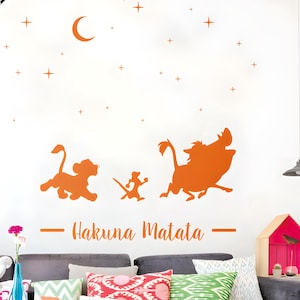 Naklejka ścienna Król Lew przedstawiająca Timona, Pumbę i Simbę spacerujących o zmierzchu. Hakuna Matata. Naklejka Króla Lwa. Naklejka ścienna Puma. Naklejka Hakuna Matata