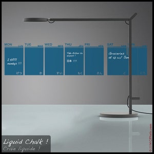 Może przedstawiać: Niebieski kalendarz do pisania suchą kredą z czarną metalową lampką biurkową. Kalendarz ma dni tygodnia napisane po angielsku i francusku. Kalendarz ma odręczne notatki po angielsku i japońsku. Notatki zawierają "I hate mondays!!!", "Take Arthur to airport!", "日本!!!", i "Groceries at 10 w/ Jam". Tekst "Liquid Chalk! Craie liquide!" jest napisany na dole obrazu.