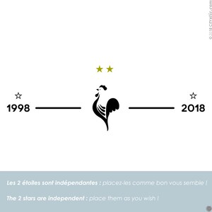 Puede incluir: Una ilustraci&oacute;n en blanco y negro de un gallo con dos estrellas doradas encima. El gallo est&aacute; situado entre los a&ntilde;os 1998 y 2018. El texto debajo de la imagen dice "Les 2 &eacute;toiles sont ind&eacute;pendantes: placez-les comme bon vous semble!" y "The 2 stars are independent: place them as you wish!"