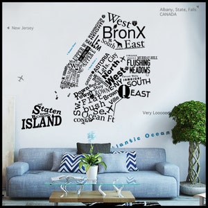 NYC - MUURSticker: 5 Borough Map in woorden - pictogrammen - letters New York in de aanbieding. Gratis sticker voor eenrichtingsverkeer
