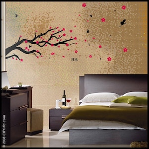 Op de afbeelding: Een slaapkamer met een bed, nachtkastjes en een muur met een zwart silhouet van een tak met roze bloesems en de Japanse karakters "日本" (Japan).