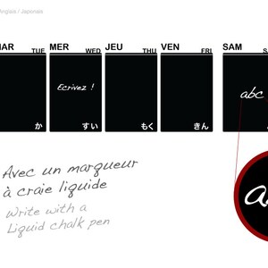 May include: A black and white weekly calendar with the days of the week labeled in French, English, and Japanese. The days of the week are also labeled in Japanese characters. The word "Ecrivez!" is written in black on a white background in the Wednesday box. The word "abc" is written in white on a black background in the Saturday box. The word "abc" is also written in white on a black background in a red circle.