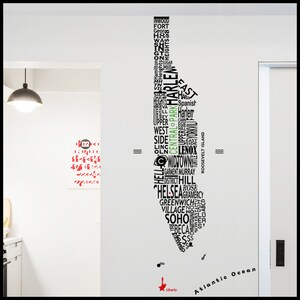 NYC - STICKER MURAL : L'île de Manhattan tout en longueur et en mots, noms de quartiers, symboles