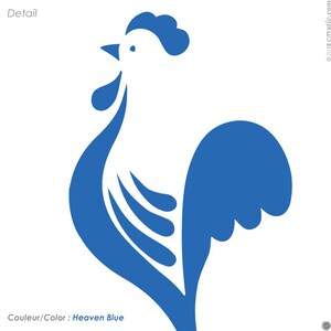 Puede incluir: Una ilustraci&oacute;n estilizada de un gallo azul con un contorno blanco. El gallo est&aacute; mirando hacia la derecha y tiene una cresta y una papada. El texto "Couleur/Color: Heaven Blue" est&aacute; debajo del gallo.