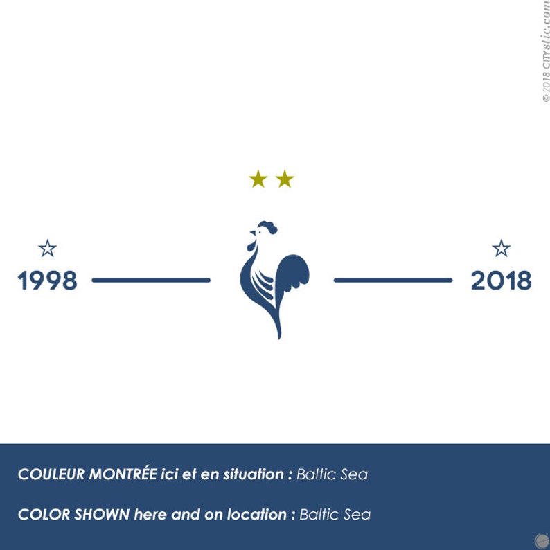 Puede incluir: Un logotipo de gallo azul con dos estrellas doradas encima. El texto "1998" y "2018" aparecen a cada lado del gallo con una estrella encima de cada a&ntilde;o. El texto "COULEUR MONTR&Eacute;E ici et en situation : Baltic Sea" y "COLOR SHOWN here and on location: Baltic Sea" aparecen debajo del logotipo.