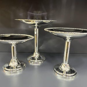 Hoher 3-teiliger versilberter Dessertständer aus Messing mit floralen Details - Handgefertigtes Luxus-Servierständer-Set für Snacks und Kuchen