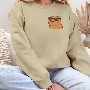 Sudadera con capucha de capibara bordada: bonita y acogedora con elegante diseño de gafas de sol.