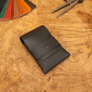 Handgemaakte volnerf plantaardig gelooide leren kaarthouder | Minimalistische slanke portemonnee | Meerdere kleuren beschikbaar | Gepersonaliseerde cadeau